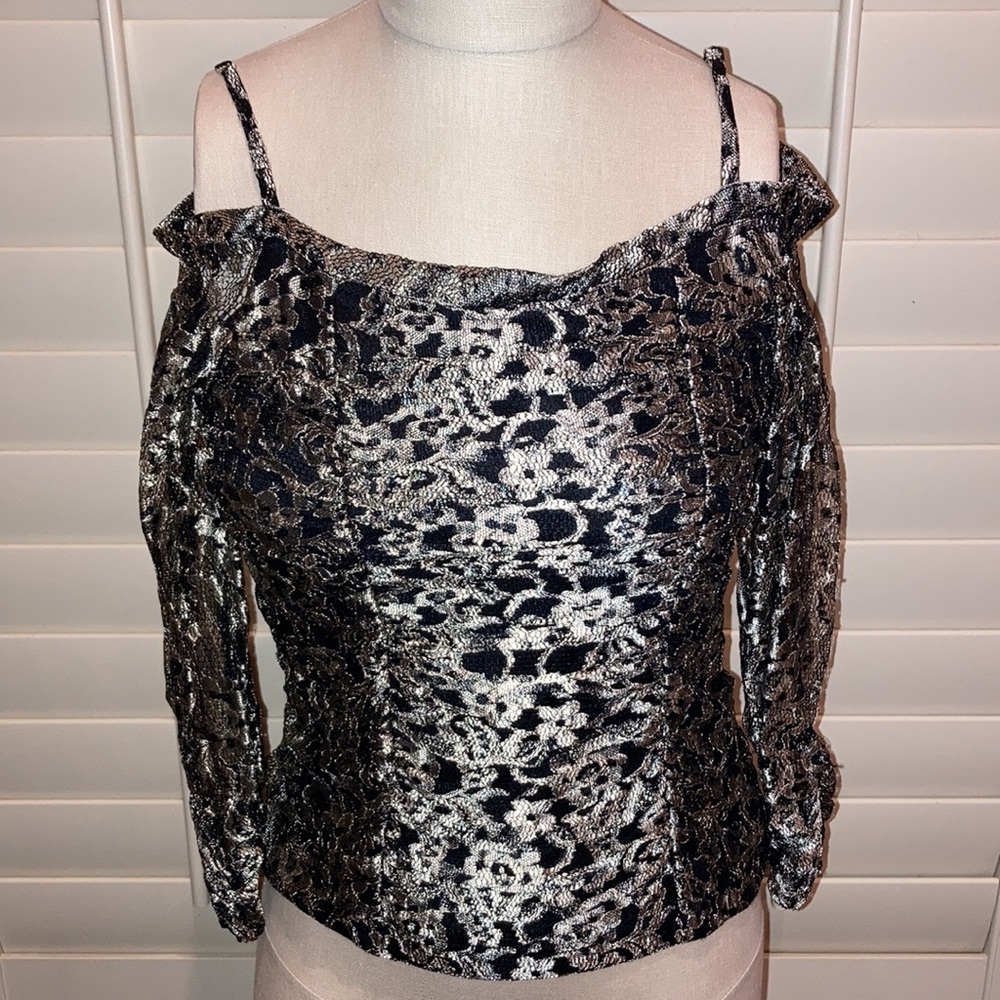 Cold shoulder elegant top